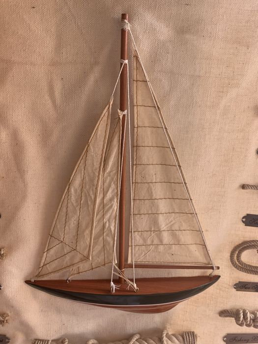 Quadro com barco e nós marinheiro