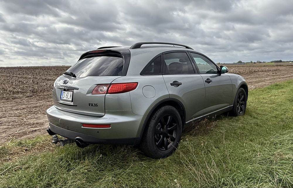 Infiniti FX35.