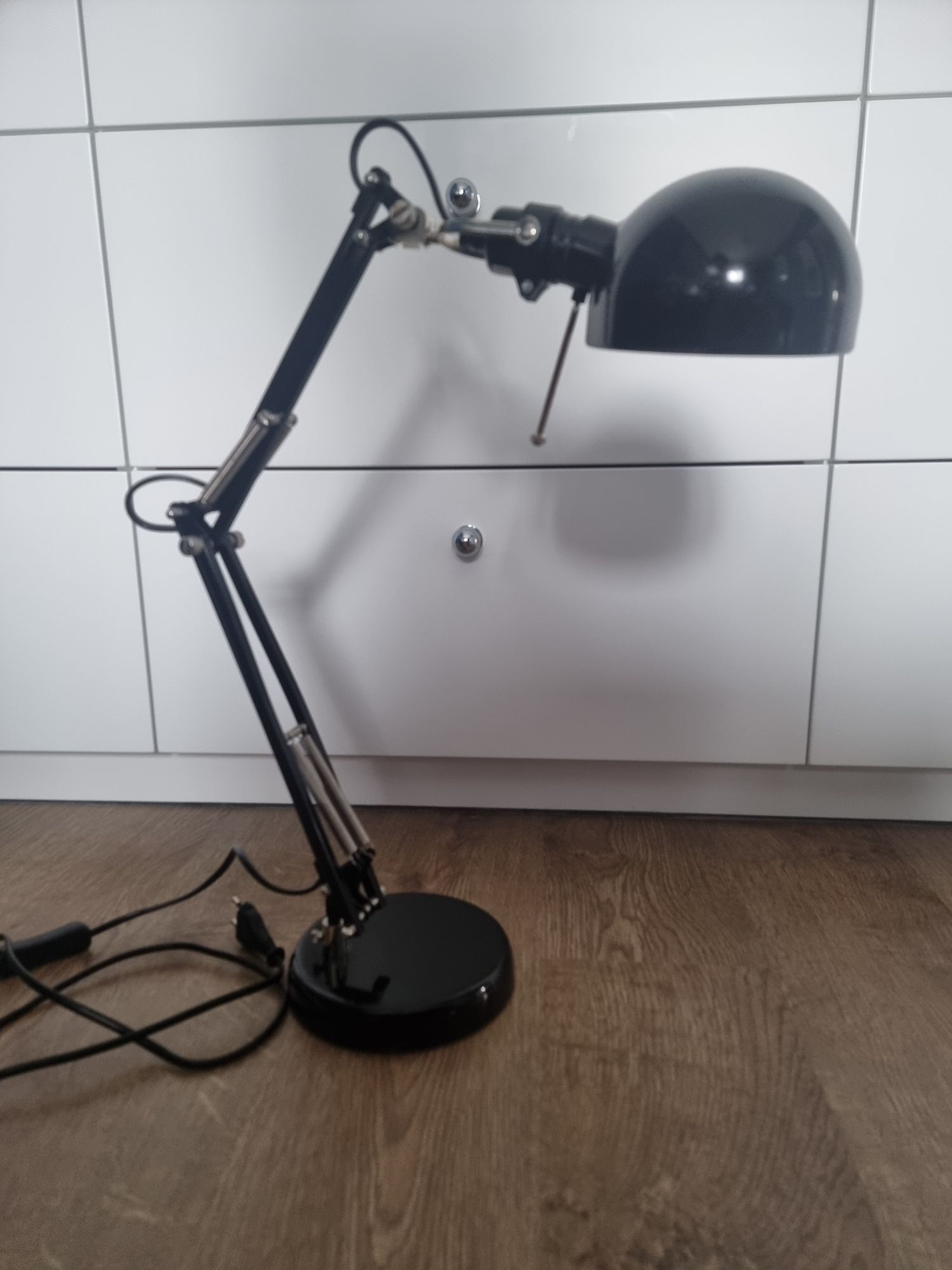 Czarna lampa na biurko Ikea Forsa