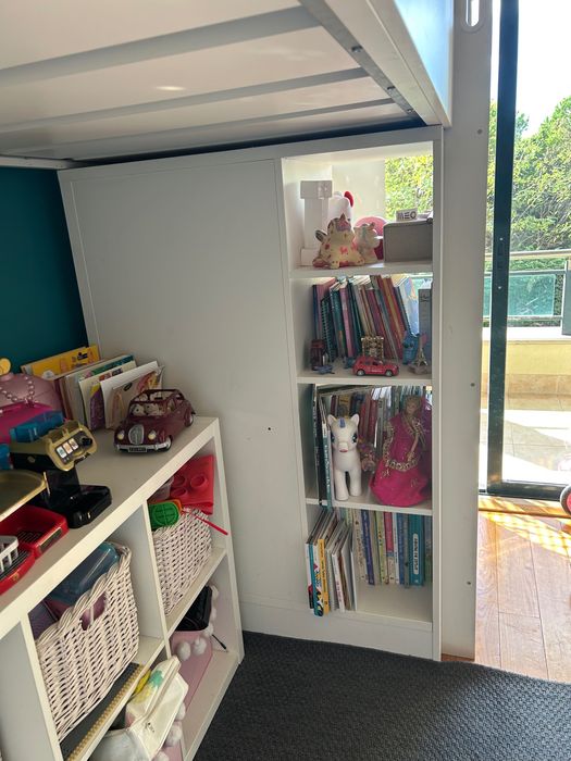 Cama alta IKEA SMÄSTAD com roupeiro e estante embutidos + quadriculas