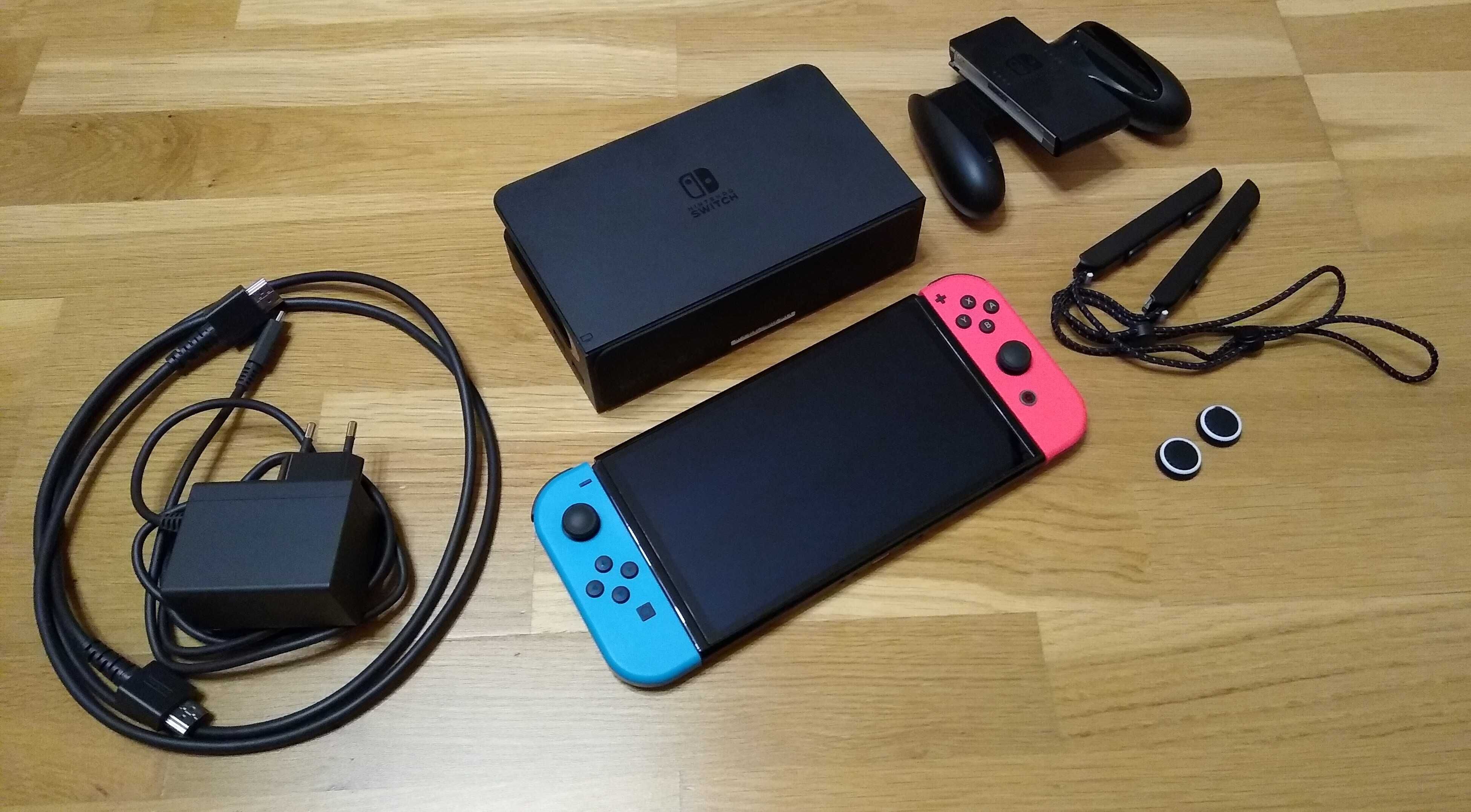 Nintendo Switch OLED 64GB + karta 128GB + 2 hand gripy + gra