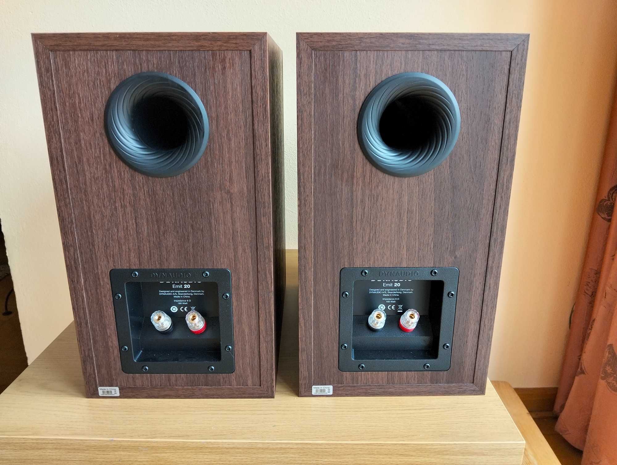 Dynaudio Emit 20 Walnut plus kable