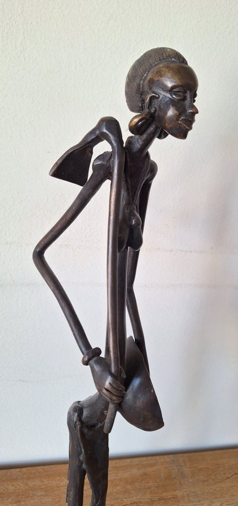 Escultura de mulher africana em ferro fundido