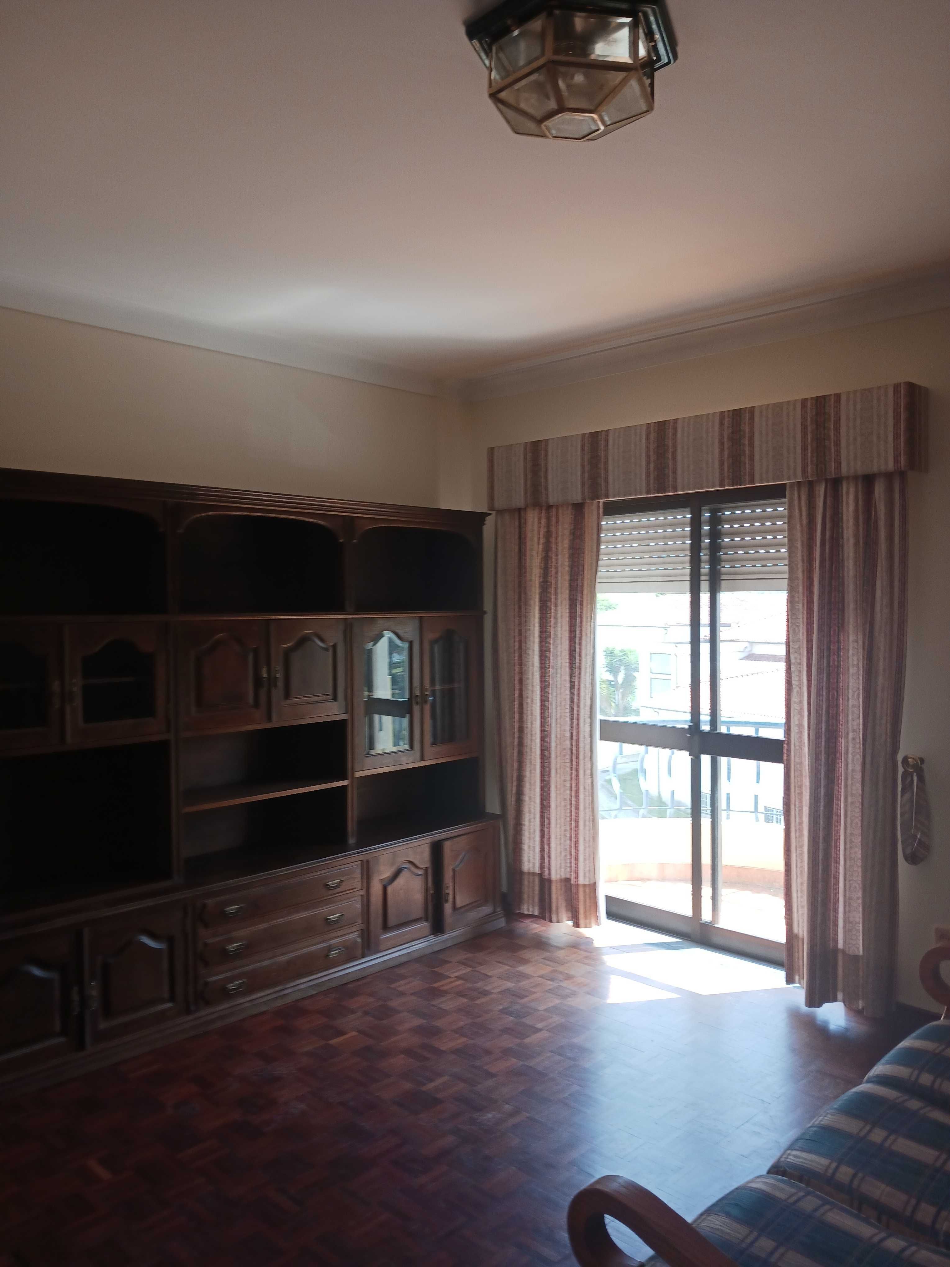 Arrenda-se apartamento T2 bem localizado