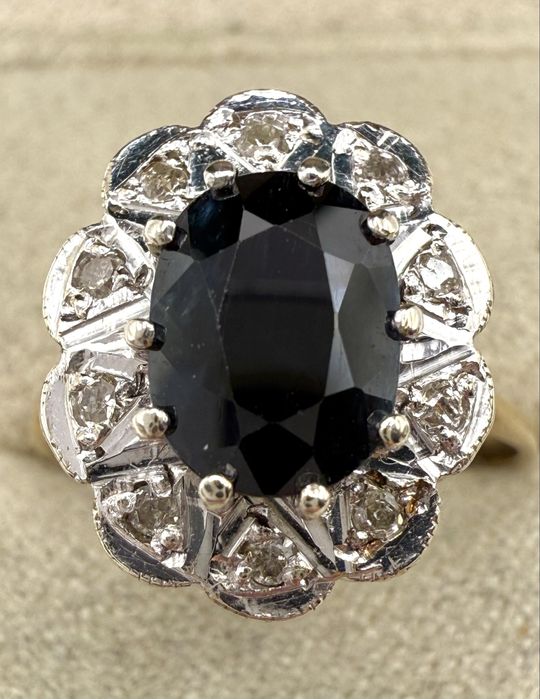 Złoty pierścionek z szafirem 2,00ct i diamentami 0,15ct