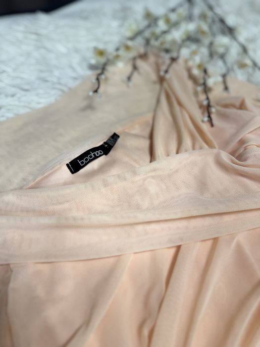 Гарна вечірня сукня Boohoo з відкритими плечима