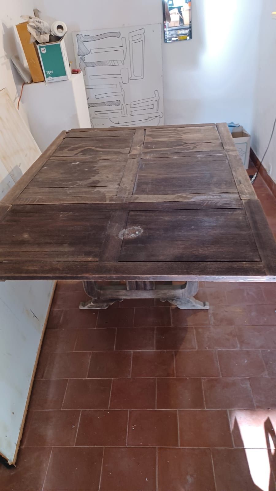 Mesa em madeira maciça  de Berlim leste datada da segunda guerra nundi
