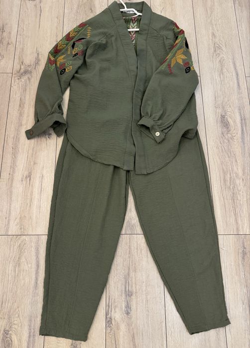 Костюм з вишивкою