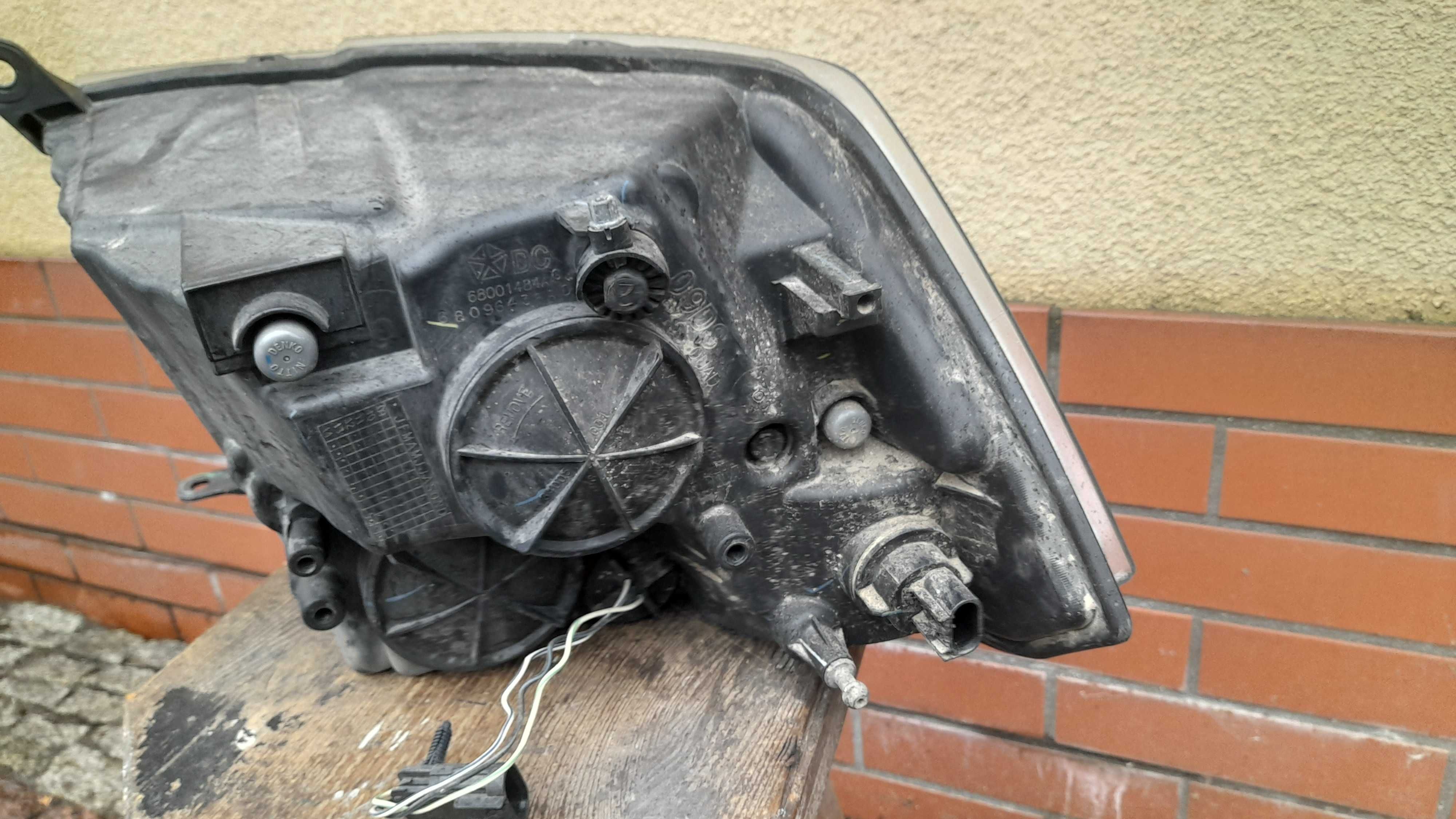 Dodge Ram 1500 Lampa przednia Prawa