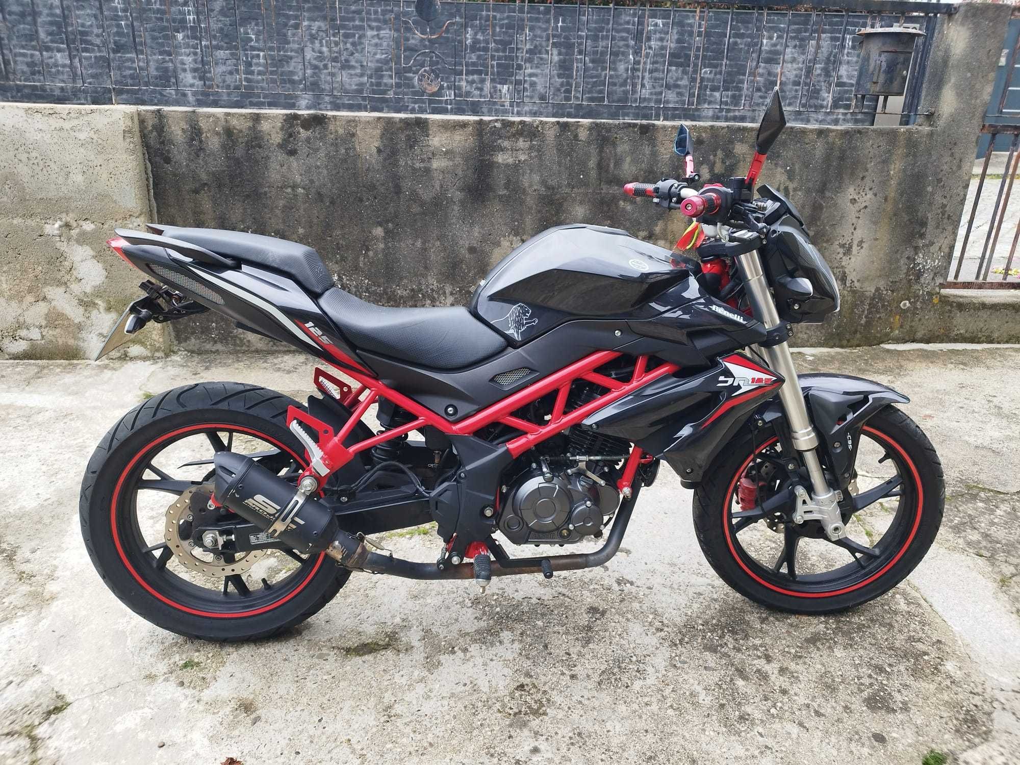Benelli bn125 como nova, pouco usada.
