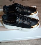 Nowe, skórzane sneakersy marki Carinii na masywnej platformie