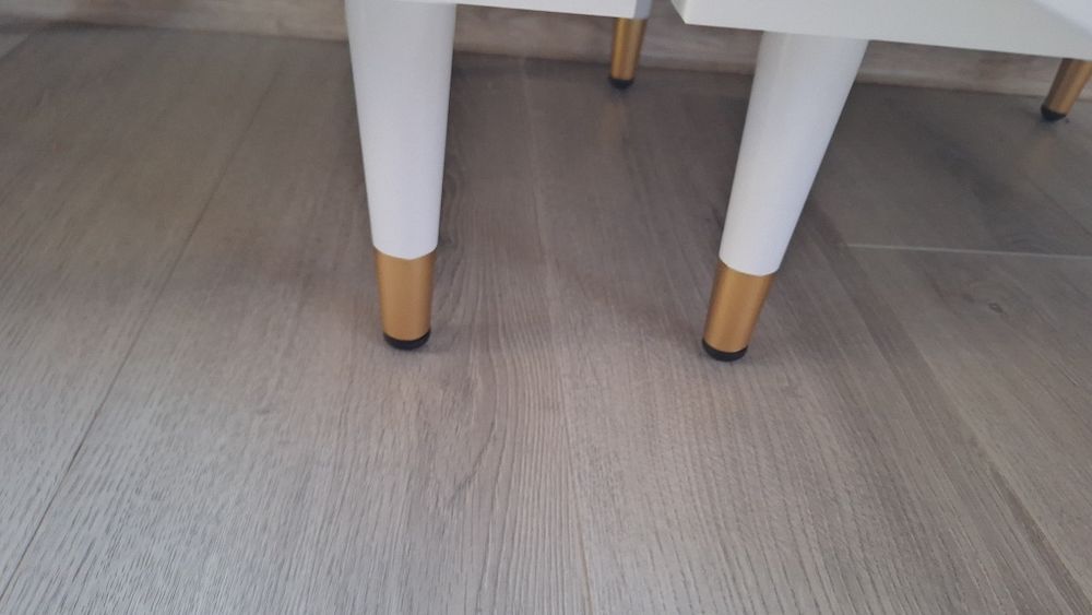 Dwie szafki nocne białe ze złotymi dodatkami glamour