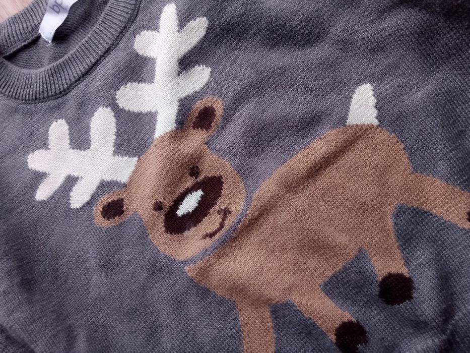 Sweter z reniferem świąteczny