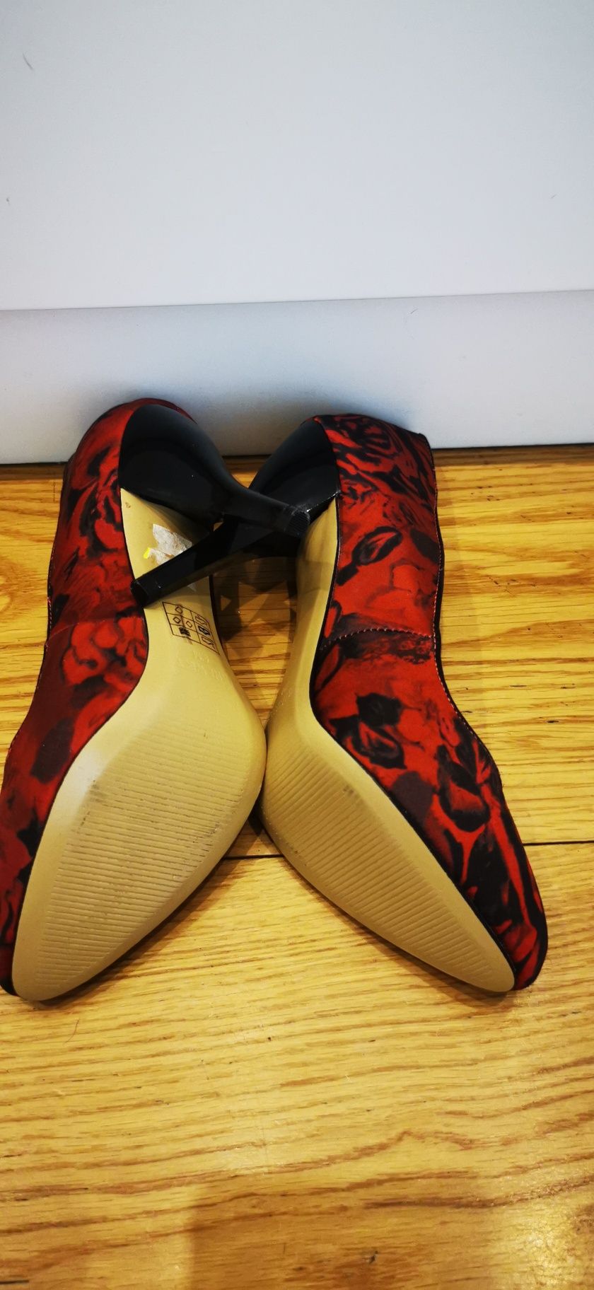 Nowe satynowe szpilki Nine West z lakierowany obcasem r. 36