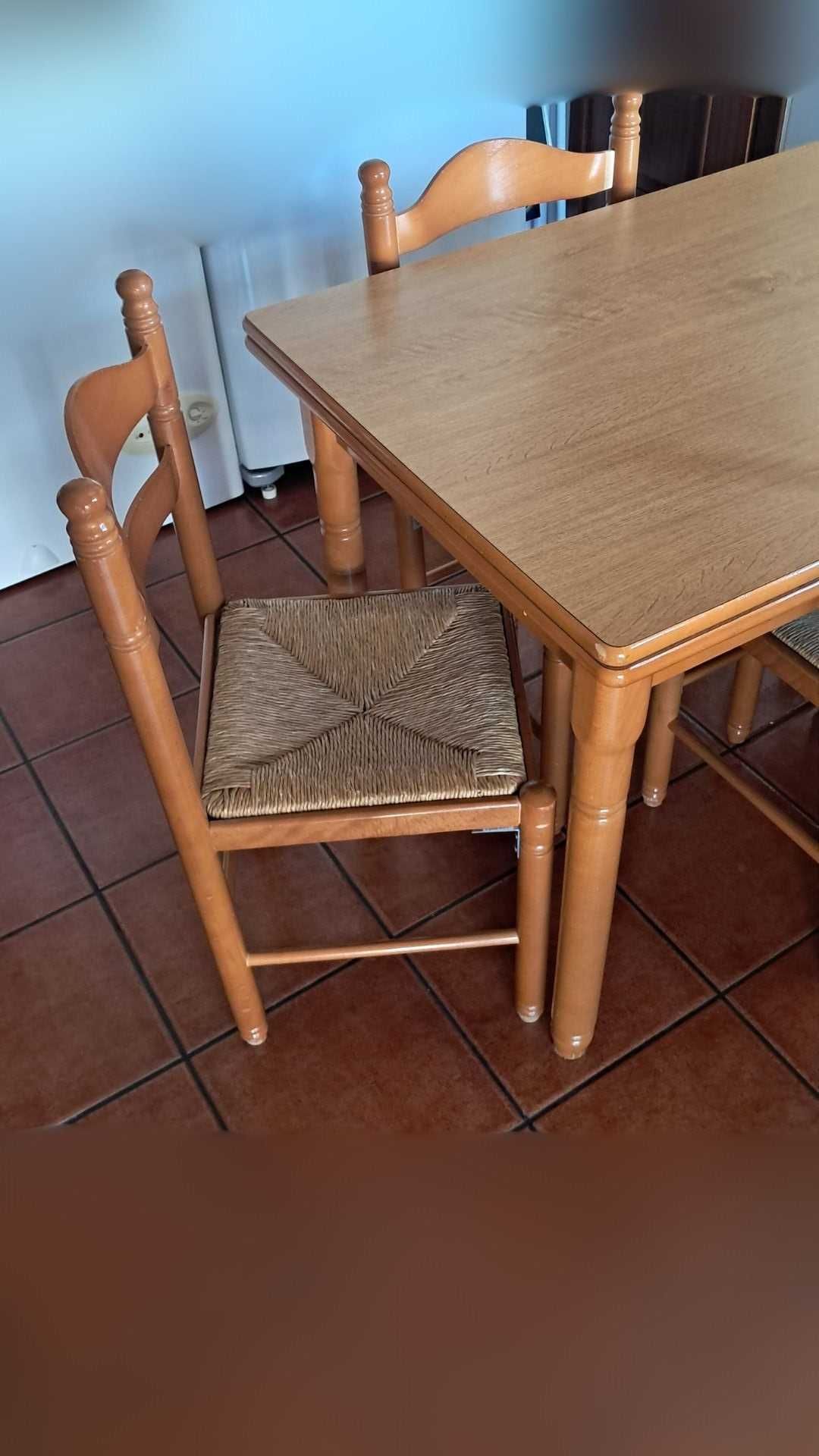 Mesa de cozinha com 4 cadeiras - em bom estado