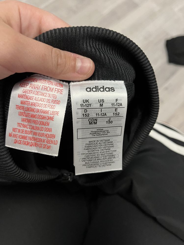 Дитячий костюм adidas стан новий