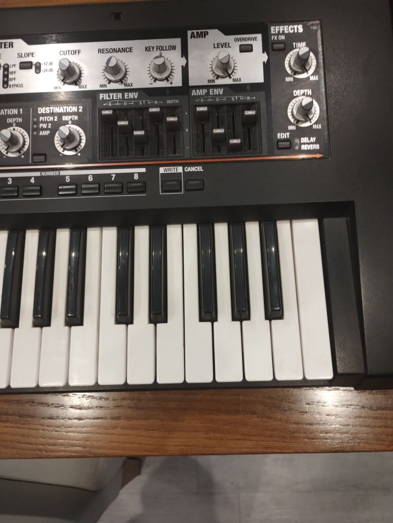 Roland SH-201 synthesizer