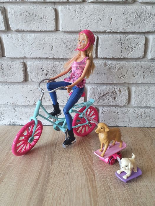 Lalka Barbie na rowerze z pieskami