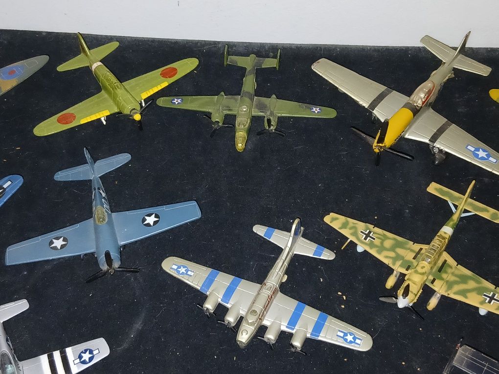Coleção 12 aviões de guerra  60 €