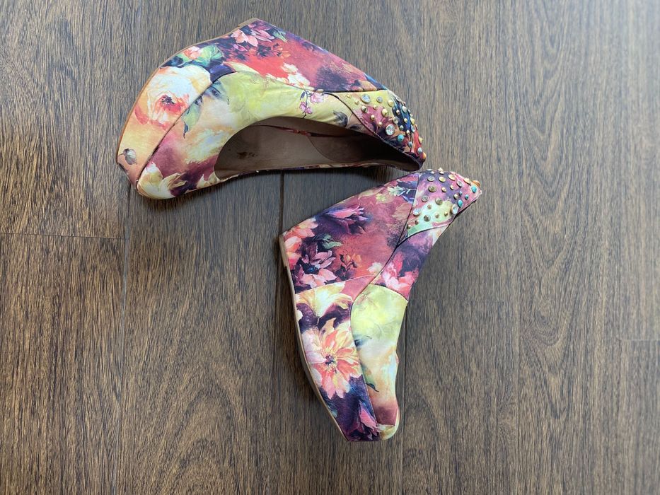 Sapato florido de cunha.