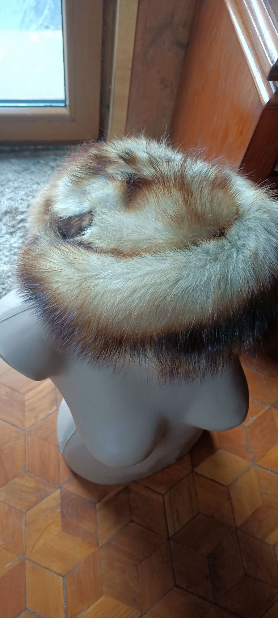 Czapka z norek, bardzo elegancka