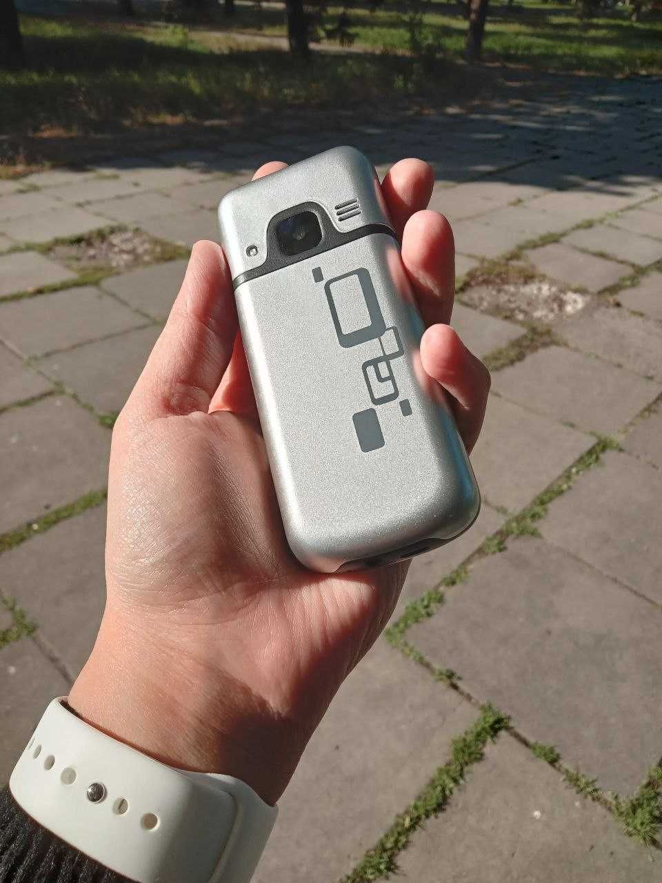 Мобильный телефон SERVO V9500 кнопочный на 4 SIM карты серебристый
