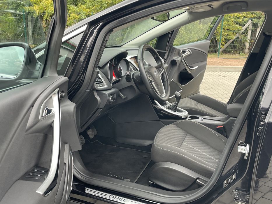 Продам Opel Astra J 2012р. 1.6 бензин Свіжопригнана