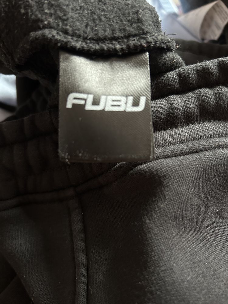 Spodnie dresowe Fubu r. S/m z splikacją na nogawce.