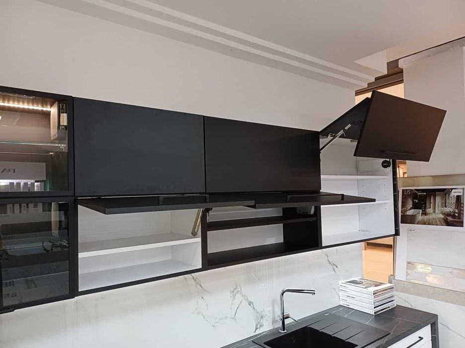 Kuchnia biało-czarna lakier-mat Egger Blum