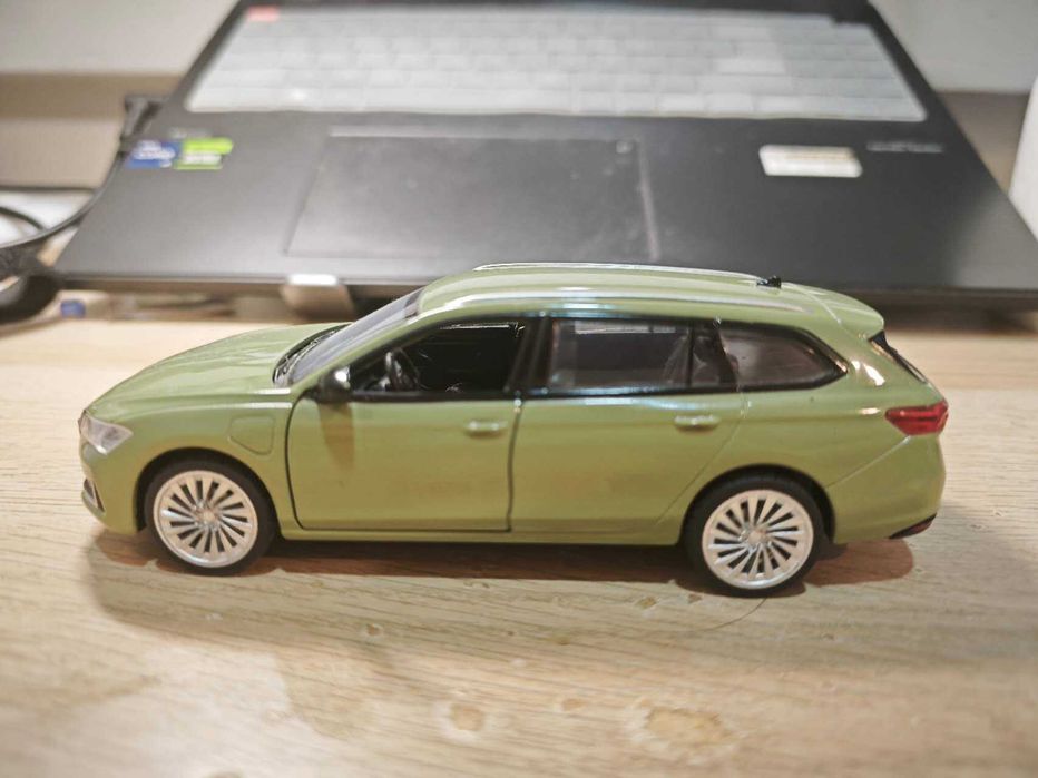 1/35 Skoda Superb miniatura