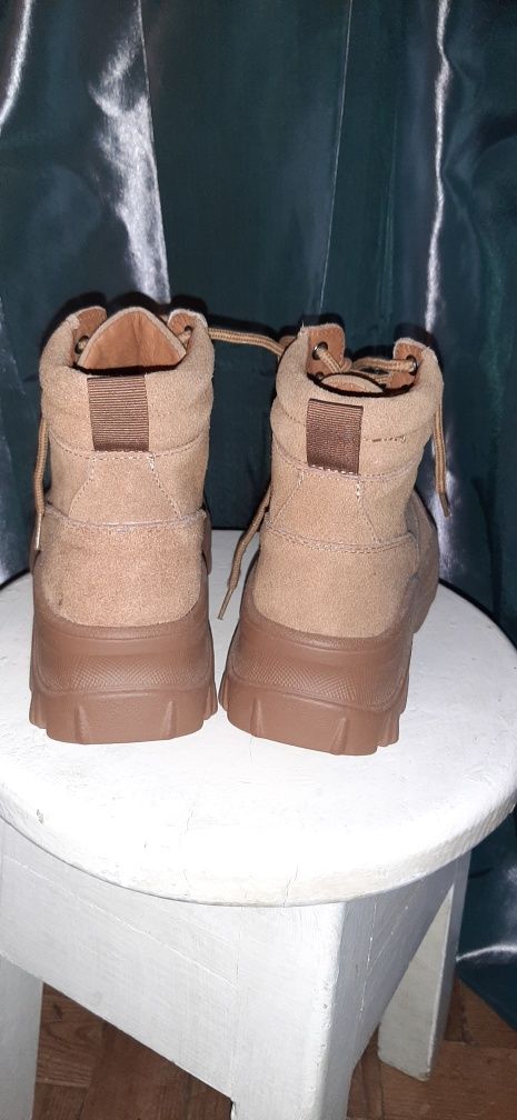 Botas camel da marca Bata