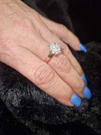 Złoty pierścionek zaręczynowy z brylantem.