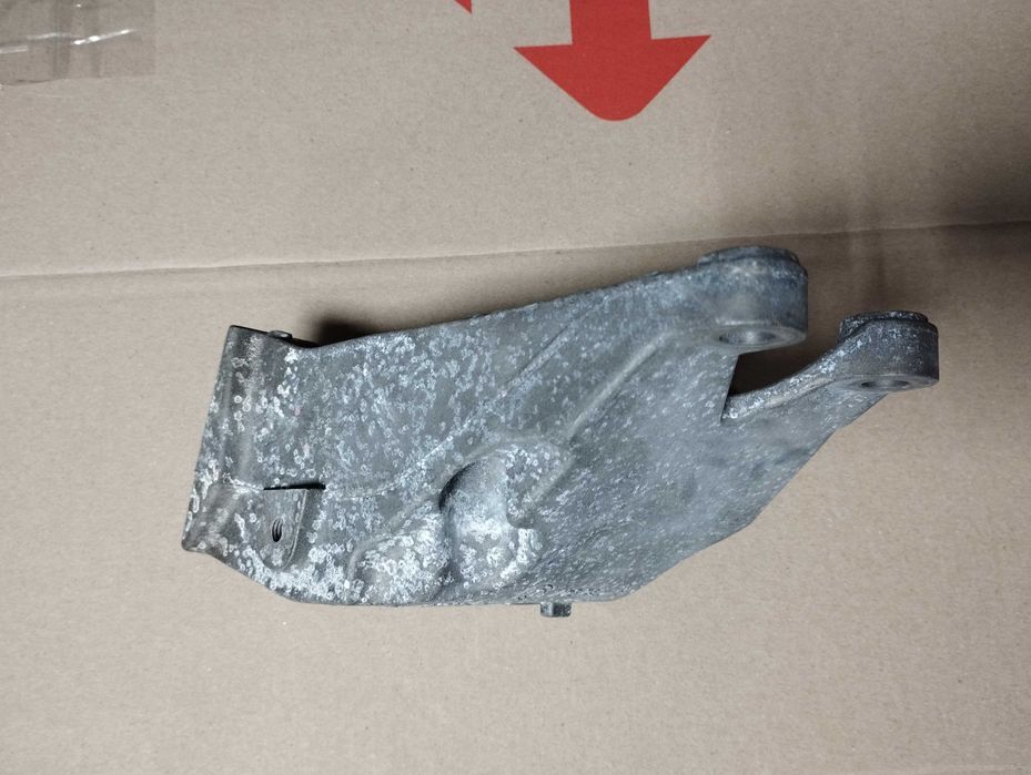 BMW X3 G01 G02 G30 подушка двигуна ліва лапа опора 6864593 22116864593