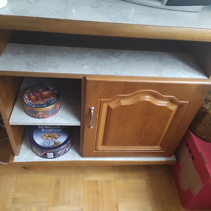 Sprzedam ładny stolik -szafkę  pod telewizor lub do przedpokoju.