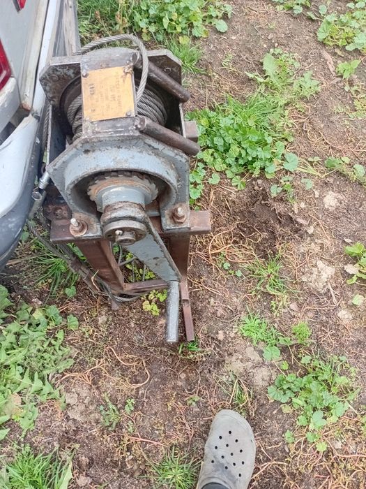 Продам лебідку з тросом х підставкою,на 1000 кг (1 тона)