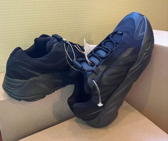 Кросівки чоловічі Adidas Yeezy Boost 700 Mnvn Black FV4440