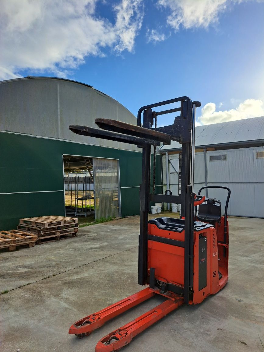 Porta paletes eléctrico Linde com torre