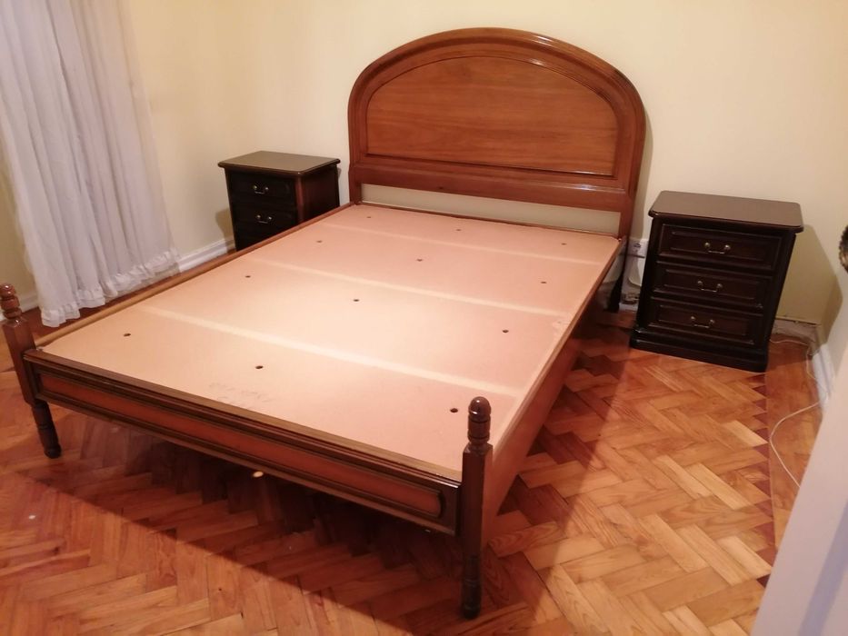 Cama de casal e 2 mesas cabeceira de madeira maciça raiz de nogueira