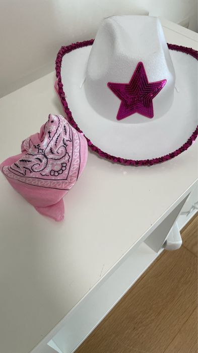 Chapeu cowboy  e lenço rosa