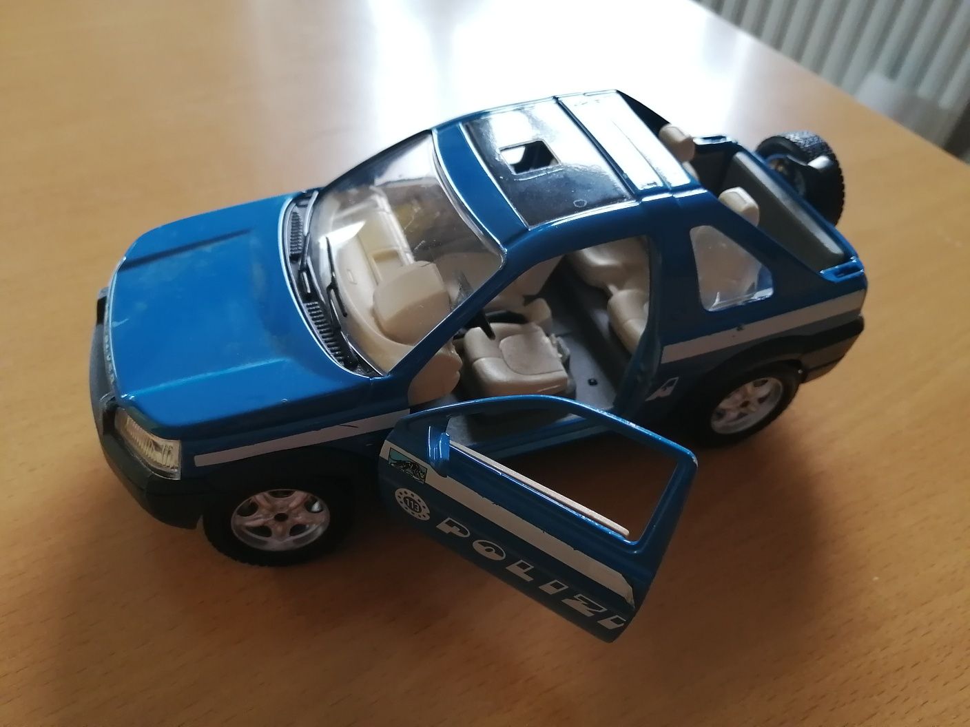 Samochód zabawkowy land rover polizia