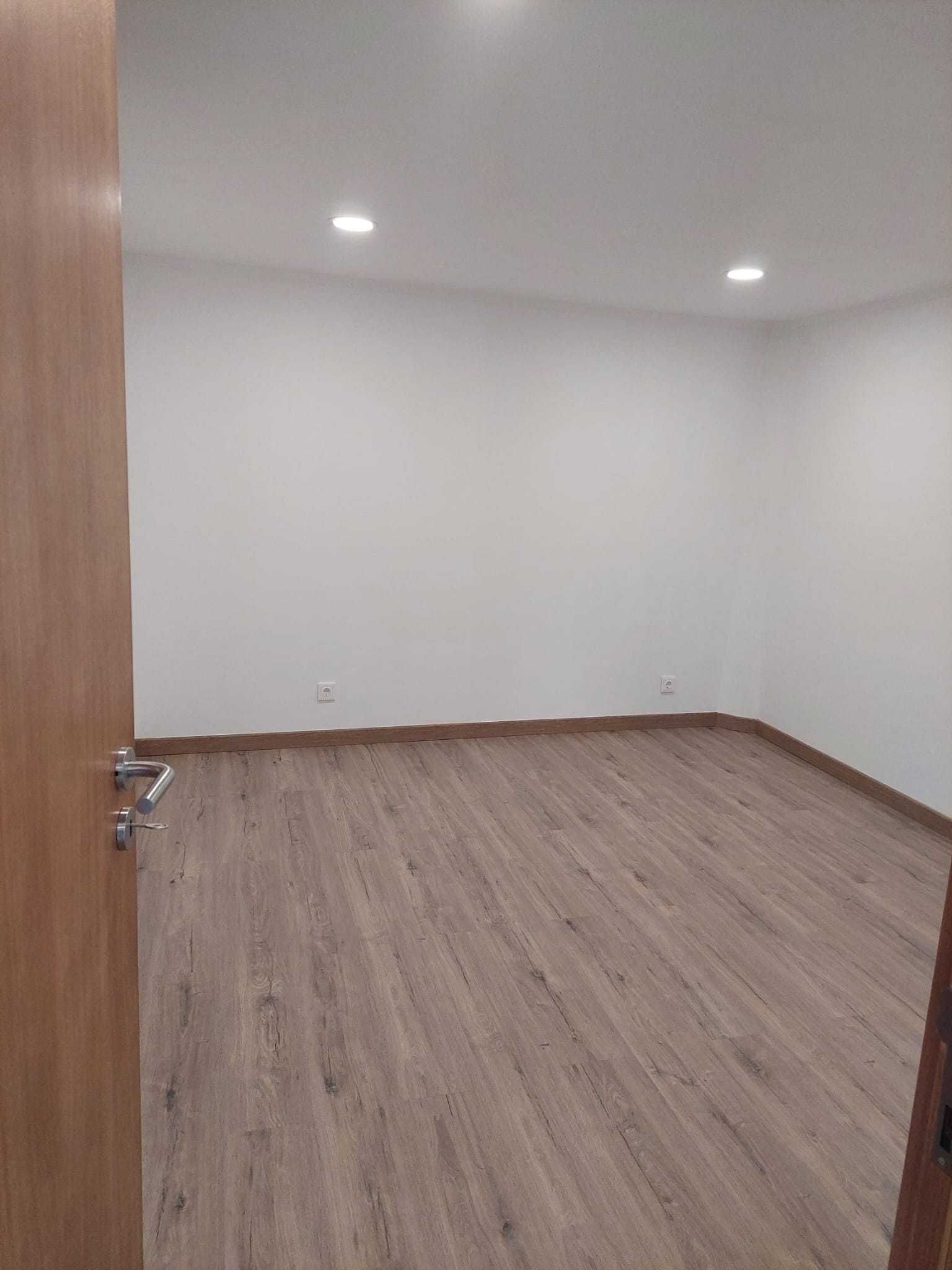 Moradia t2 90m²  com terraço de 60m² em cruz de pau amora seixal