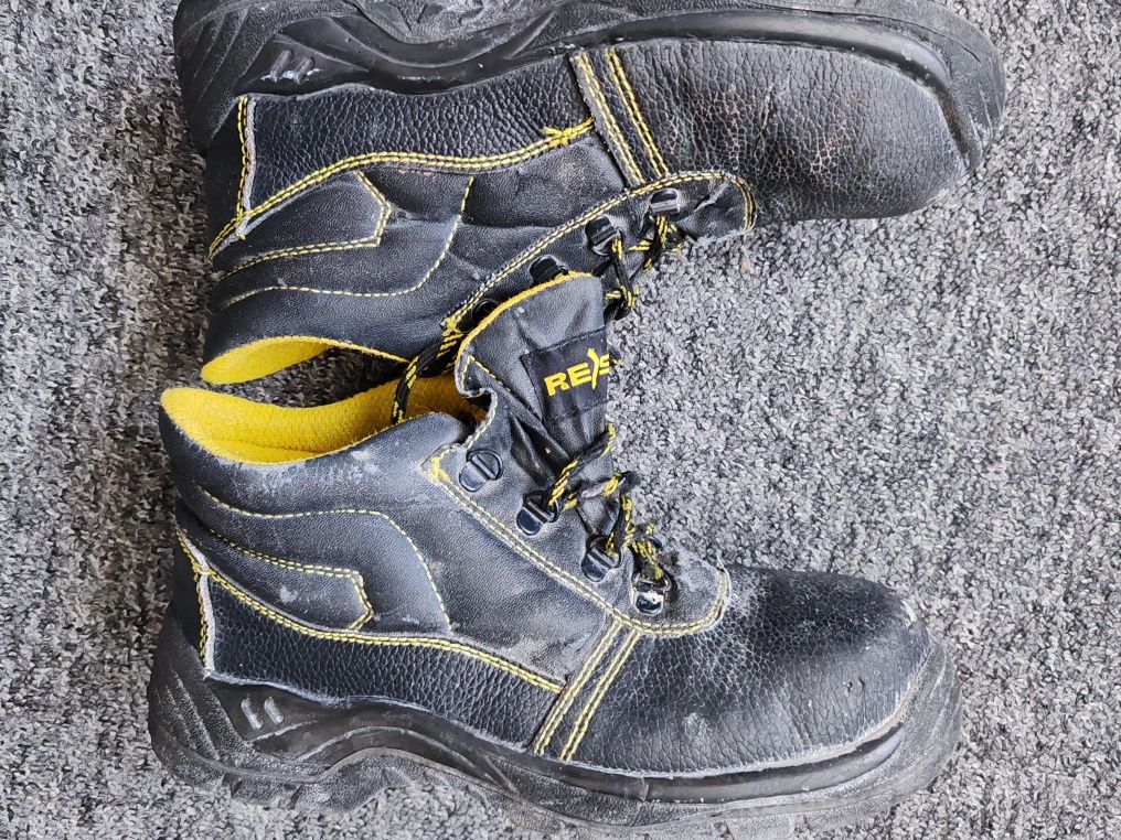Buty robocze Reis 42 używane.