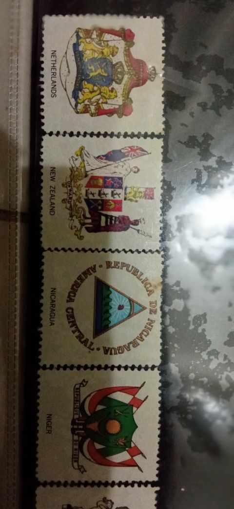 Colecção rara de 124 selos de 1965, bem estimada, com goma