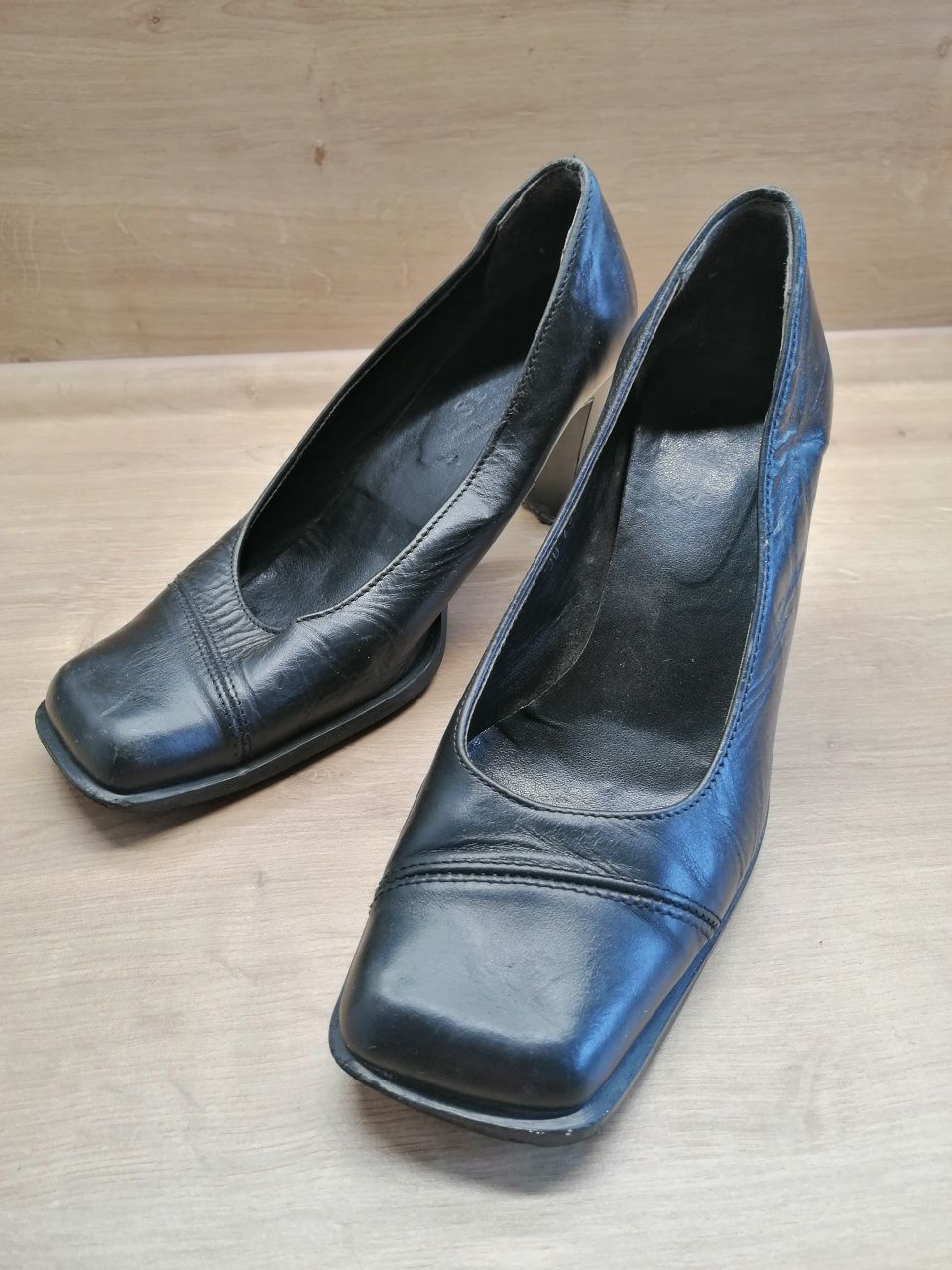 Buty  skórzane czarne 38 na obcasie 7,5cm
