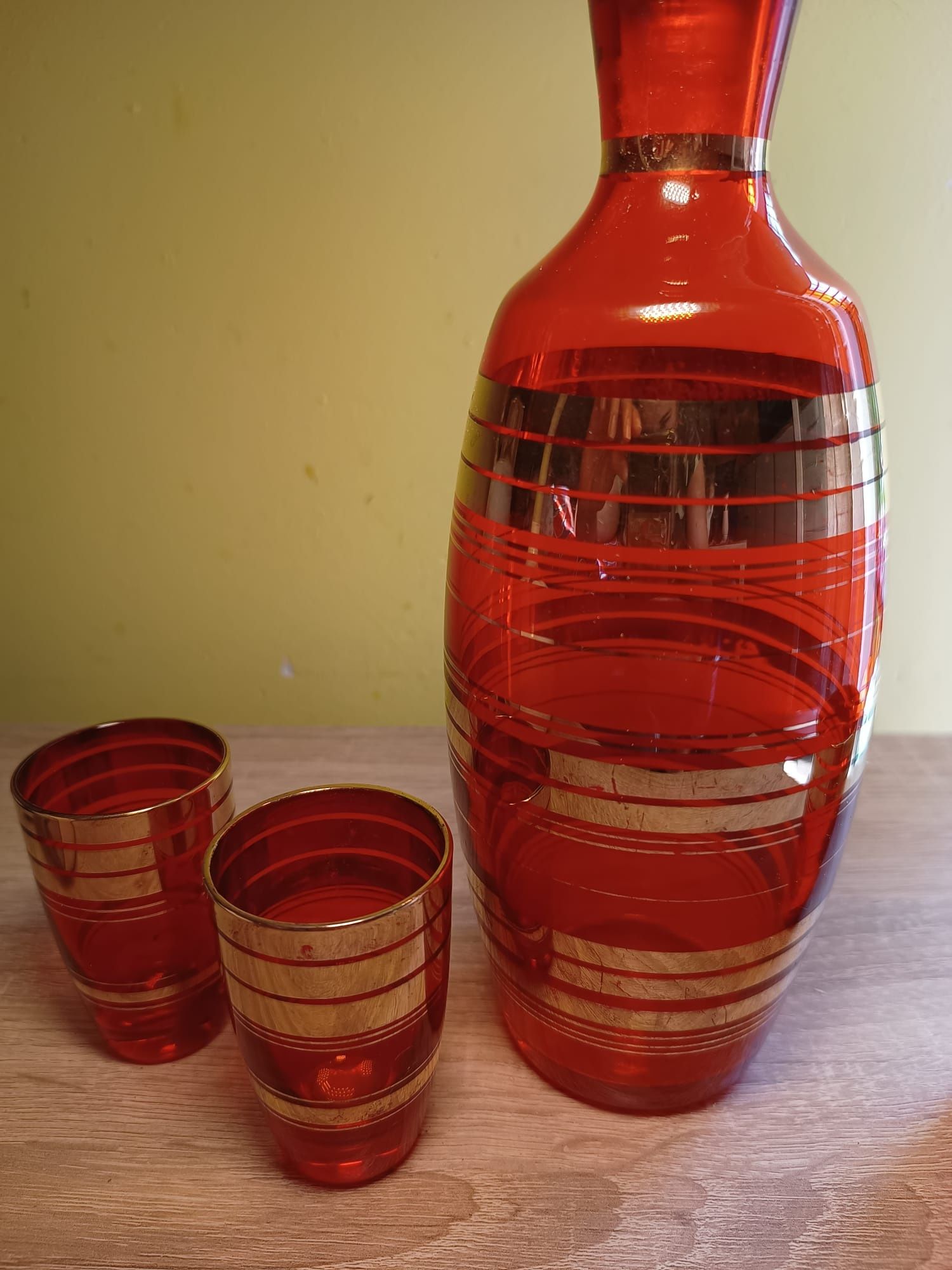 Szklana czerwona w złote paski karafka i 3 kieliszki szkło PRL vintage
