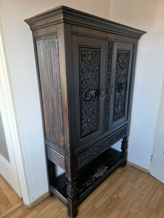 Stara szafa / kredens dębowy – rzeźbiony, do renowacji