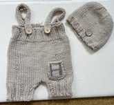 Conjunto de malha jardineiras e gorro