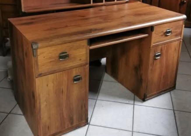 Biurko z szufladami i szafkami, z wysuwana półką