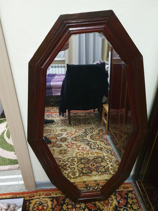 Продам дзеркало навiсне. Деревянные рамка.