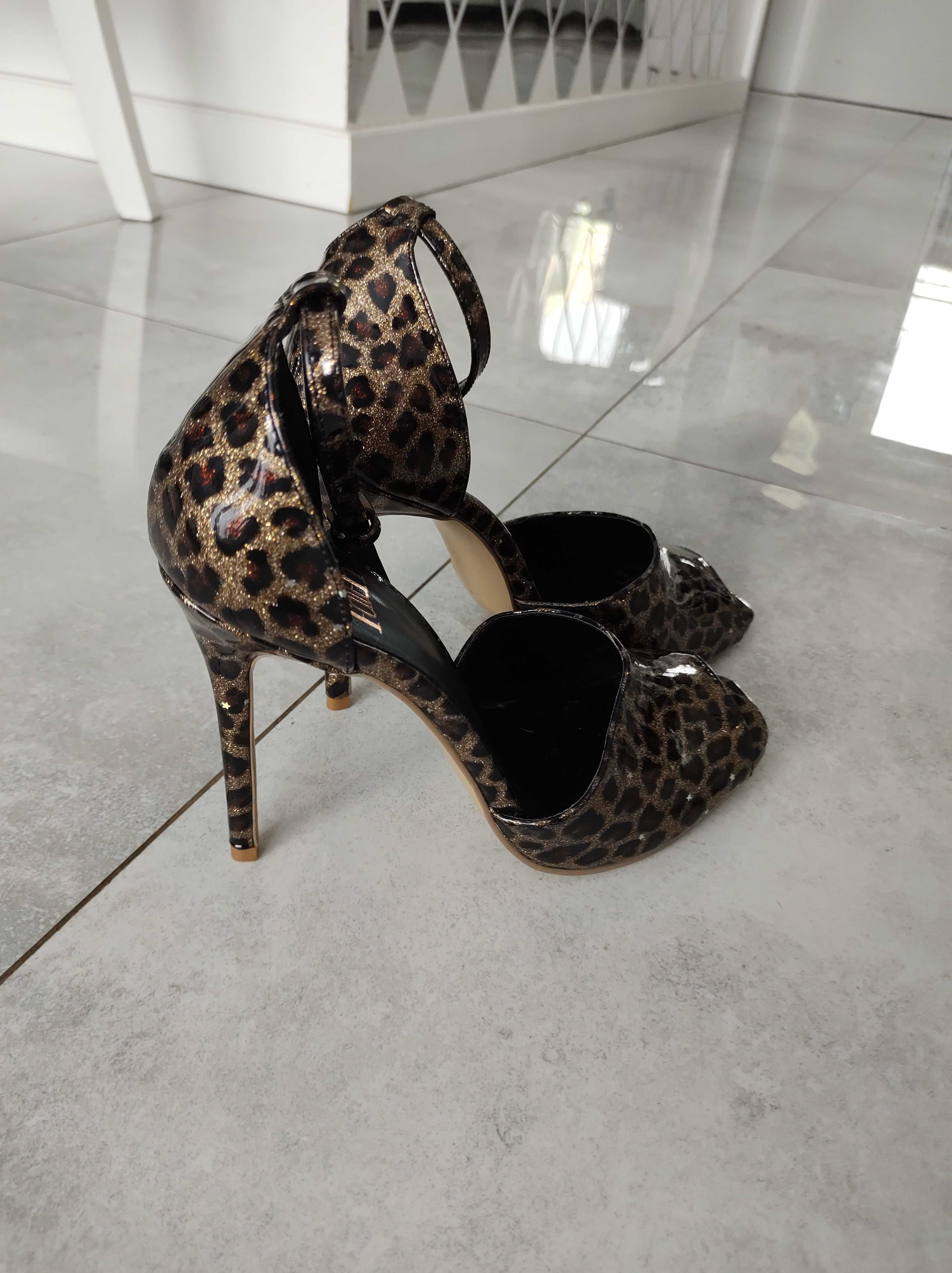 Buty na wysokiej szpilce, sandały z odkrytymi palcami, lamparci wzór